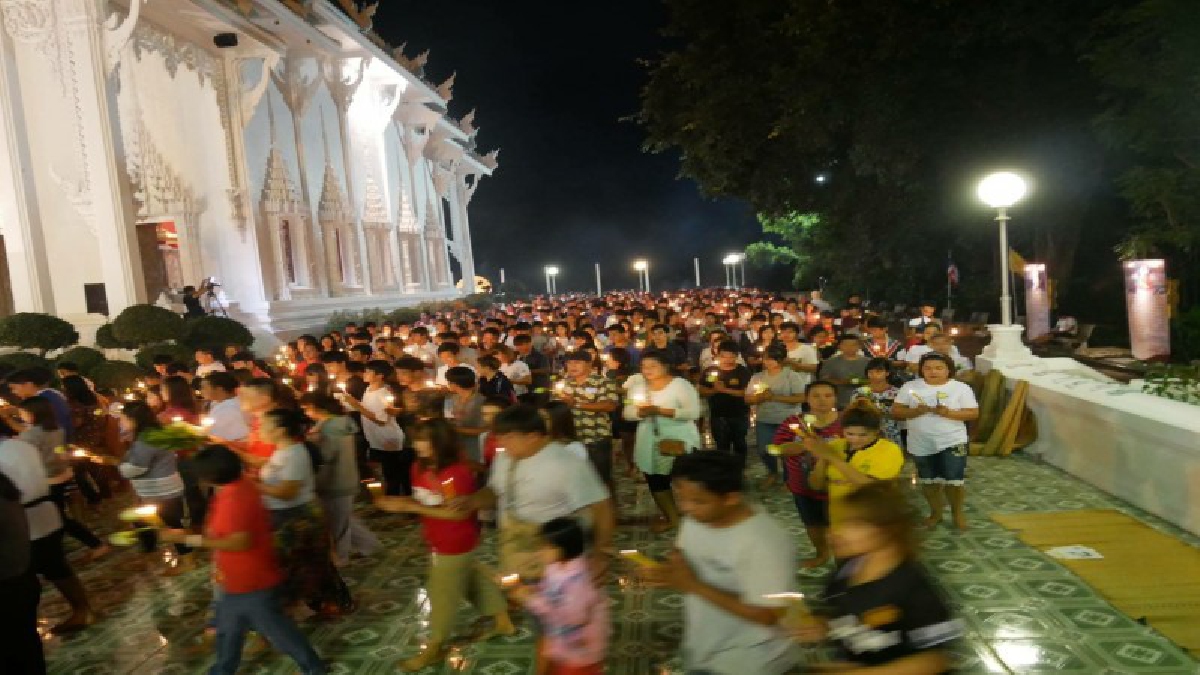 บรรยากาศ พุทธศาสนิกชนชาวปากช่อง โคราช นับพันร่วมเวียนเทียน วันวิสาขบูชาโลก  (ชมคลิป)