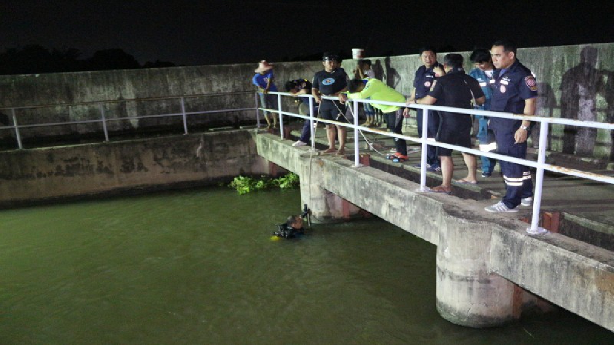 ปทุมธานีคนงานเก็บสิ่งปฏิกูลในคลองหายภรรยาแจ้งจนท.ช่วยหา