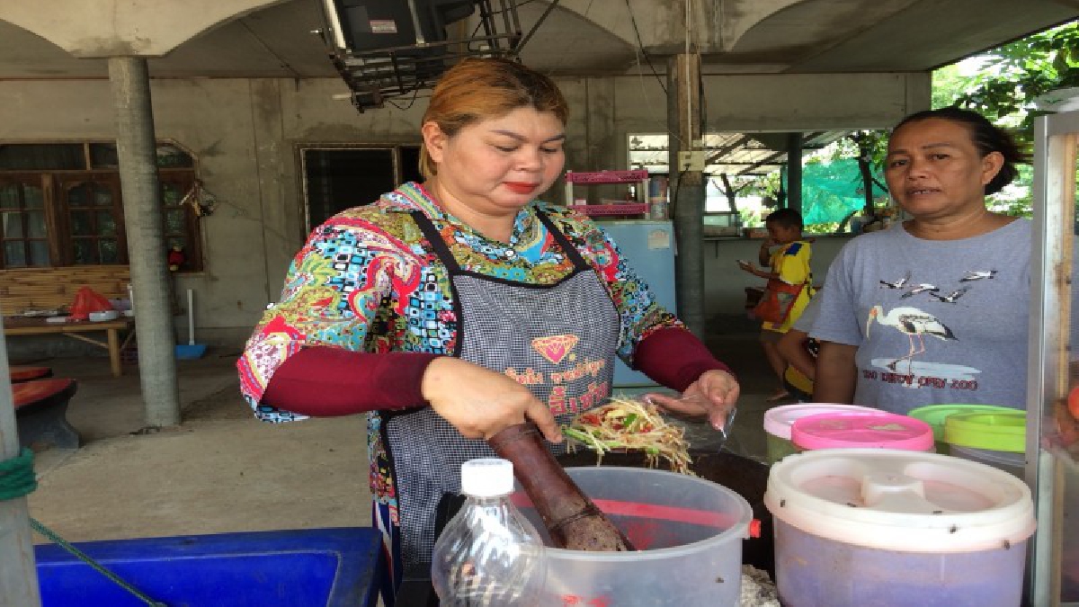 อร่อยสะเทือนทุ่ง!! &ldquo;ส้มตำบันเทิง แม่ค้าปากแดง&rdquo; แซบอีหลี วิถีอีสานไทบ้าน