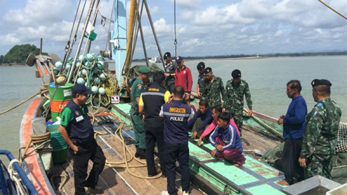 ชุมพร-ทหาร ฝ่ายปกครอง ตำรวจ สนธิกำลังบุกจู่โจมตรวจค้น ป้องปรามการค้ามนุษย์ในเรือกลางทะเล (มีคลิบ)