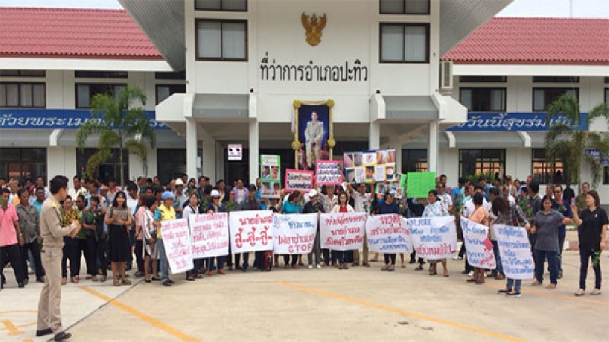 ชาวบ้านแห่ให้กำลังใจ นอภ.ปะทิว !! นายกเทศมนตรีฯมาบอำฤต หลังถูกเจ้าของบ้านนก แจ้งความดำเนินคดีปฏิบัติหน้าที่โดยมิชอบ
