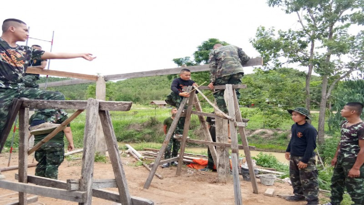 ทหารลำพูนช่วยได้..!! ทหาร กกล.พล.ร.7 ประจำลำพูนและทหารค่ายกาวิละนำกำลังซ่อมแซมศาลาวัดและกุฏิสงฆ์ หลังลมพายุพัดพังเสียหาย