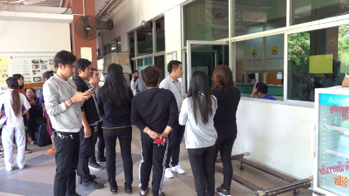 ญาติและเพื่อนรับศพสาวซิ่งเก๋งชนเสาไฟฟ้าเสียชีวิตหลังเที่ยวปาร์ตี้โฟม