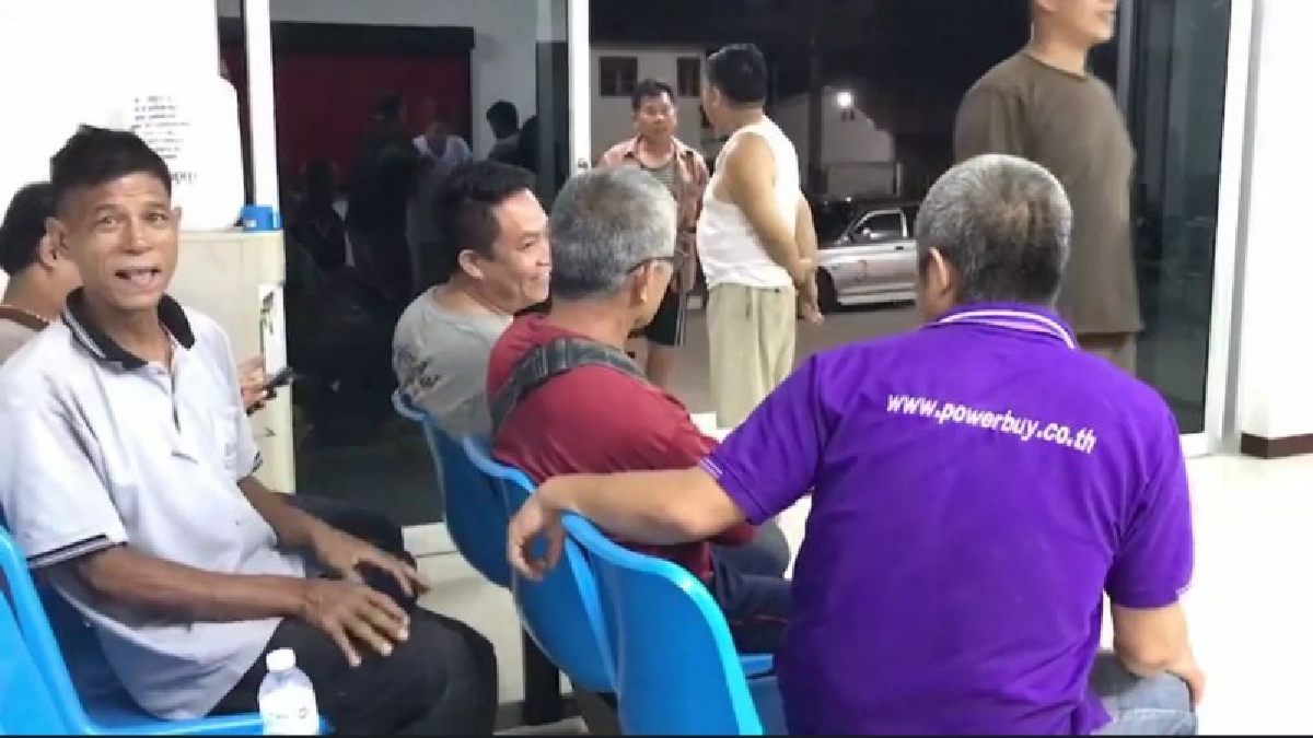 ปลัดอำเภอเมืองลำพูนนำกำลัง อส.ลุยจับบ่อนไก่เถื่อนของผู้นำชุมชน รวบเซียนไก่ได้ 17 ราย ไก่ 11 ตัว
