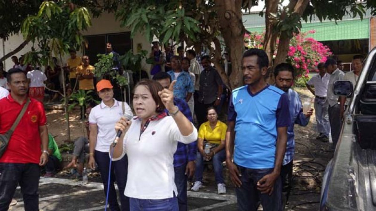 ชมรมกำนัน-ผู้ใหญ่บ้าน อ.ทุ่งสง และ ปชช.รวมตัวประท้วงขับไล่ นอภ.ทุ่งสง เหตุเสนอย้าย 4 ปลัดอำเภอโดยมิชอบ