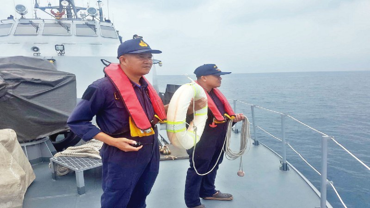 พบร่างไร้วิญญาณ ไต๋เรือที่พลัดตกทะเลแล้ว หลังถูกคลื่นพาไปติดชายหาดเจ้าหลาว