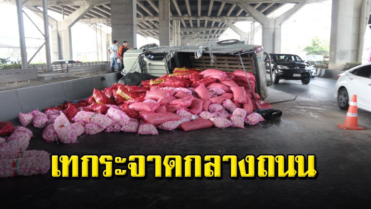 กระบะเสียหลักชนเก๋งพลิกคว่ำบาดเจ็บ 1 คน