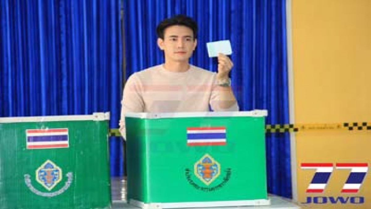 "ฟลุ๊ค จิระ ด่านบวรเกียรติ" นักแสดงจอแก้วออกมาใช้สิทธิ์เลือกตั้ง