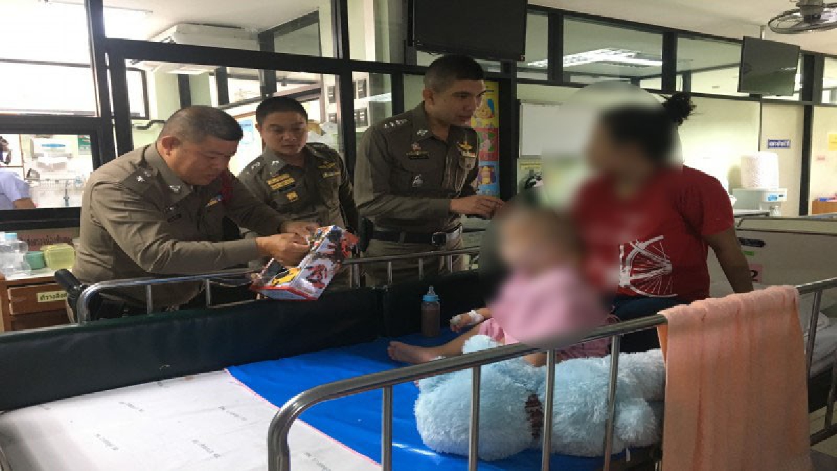 ผกก.รุดเยี่ยม น้องแซม เหยื่ออาสาโหด พร้อมมอบเครื่องใช้สำหรับเด็ก และเงินเยี่ยวรักษาแก่แม่