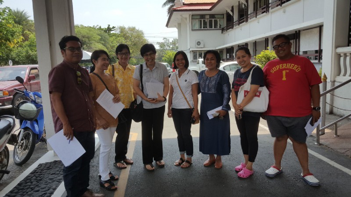 สนง.โยธาธิการและผังเมืองจังหวัด เชิญชาวชุมชนหมู่บ้านเพิ่มทรัพย์หารือข้อยุติ ไซน์งานทำให้ฝาผนังบ้านร้าว(คลิป)