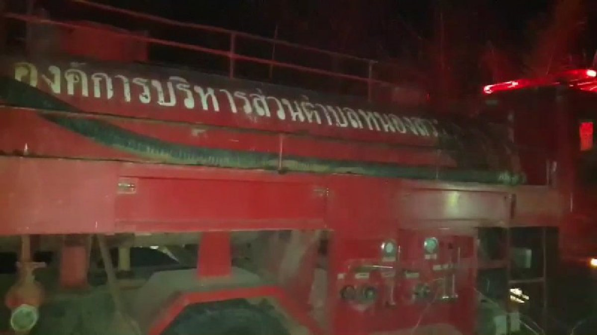 เพลิงพิโรธไหม้บ้านพ่อค้าขายไก่วอดทั้งหลัง รถดับเพลิงระดมฉีดน้ำแต่ไม่ทัน (มีคลิป)