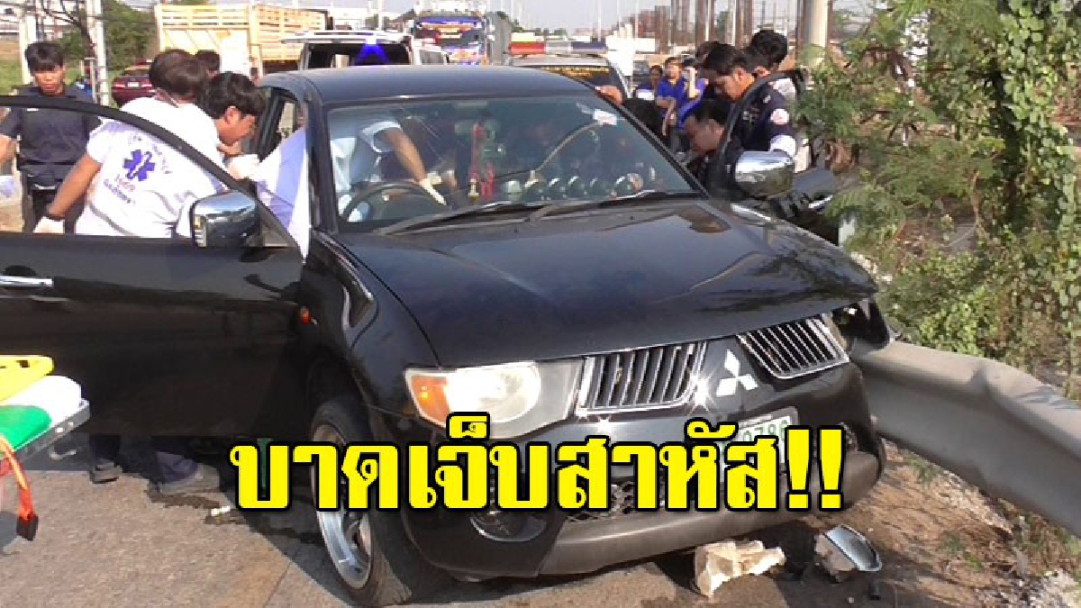 กระบะซิ่งเสยราวสะพานทะลุรถ ผู้โดยสารที่นั่งมาด้วย อาการสาหัส ติดภายในรถ