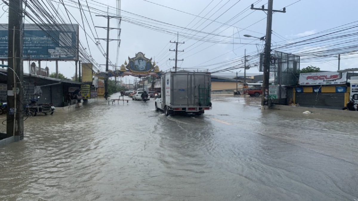 ฝนมาพาเครียด ซอยสนามกอล์ฟสยามคันทรีคลับไม่รอด น้ำท่วมทะลักเข้าบ้านเรือน ร้านค้า ริมทางเสียหายหนัก