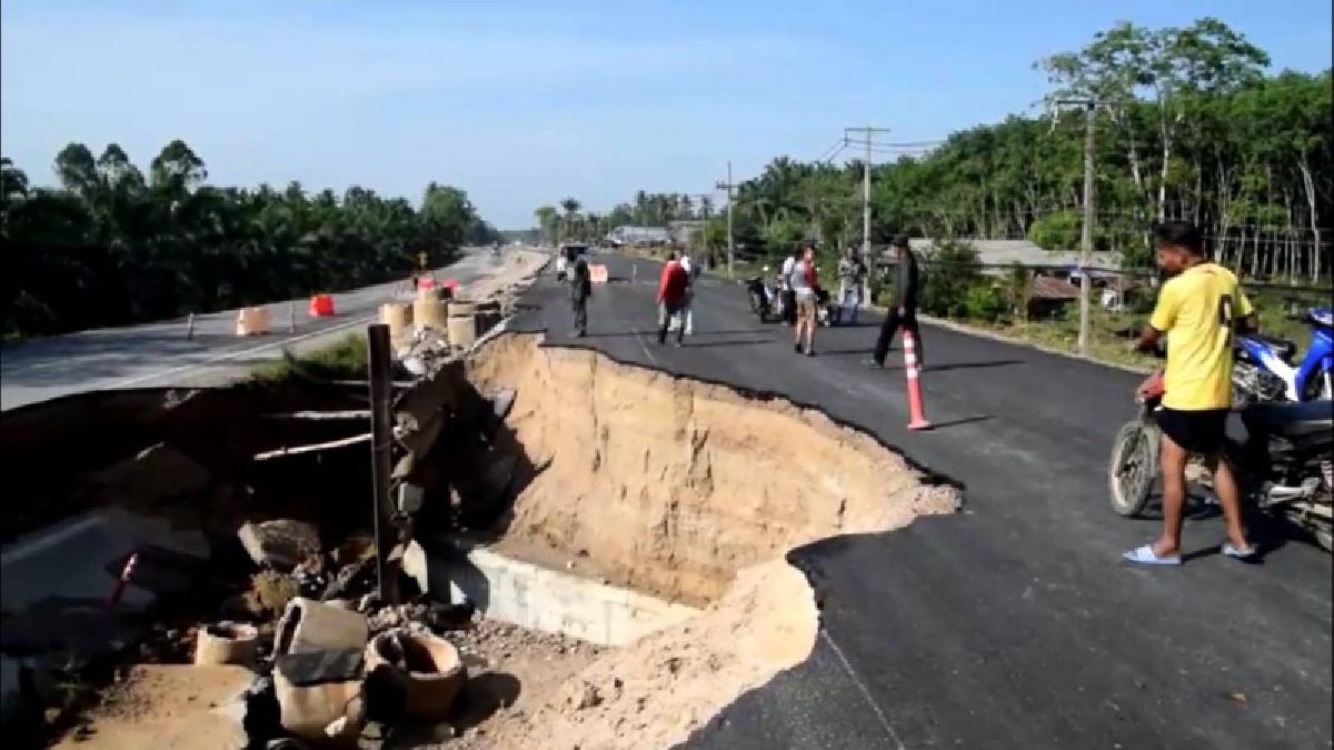 กระบี่ - ฝนตกหนัก เกิดน้ำป่าหลาก ซัดถนนพัง