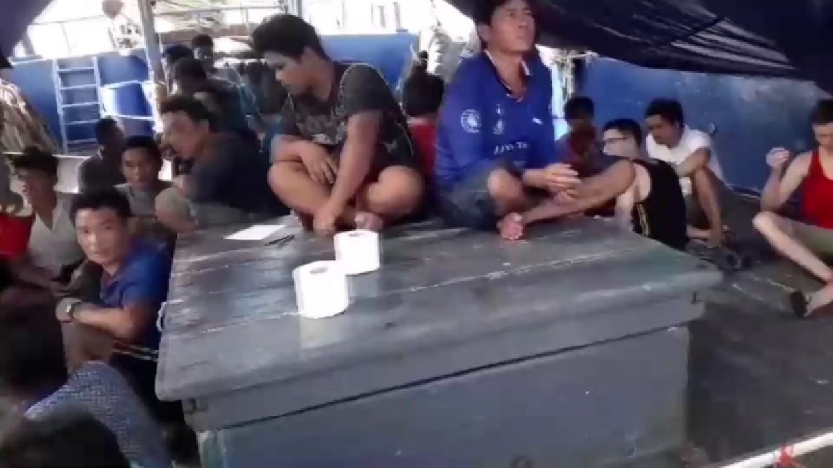 บุกจับเรือประวงต่างด้าว 4 ลำ กลางอ่าวไทย พร้อมลูกเรือ 26 คน