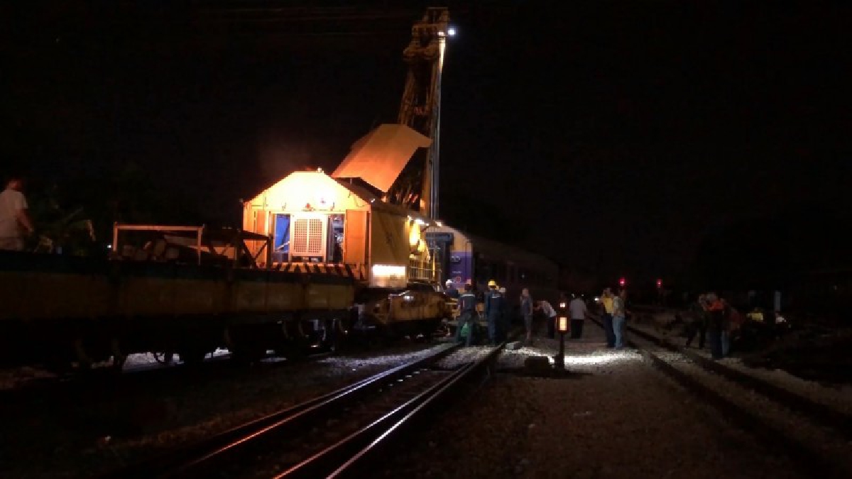 รถไฟขบวน 46 ปาดังเบซาร์-กรุงเทพฯ เกิดตกรางกะทันหัน ที่สถานีรถไฟชุมทางหาดใหญ่ ขณะเปลี่ยนตู้โดยสาร