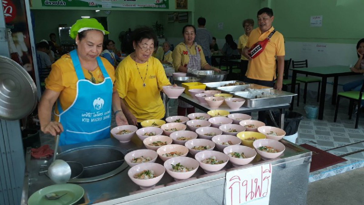 ร้านก๋วยเตี๋ยวชุมพรเปิดให้ชาวบ้านกินฟรีถวายเป็นพระราชกุศล