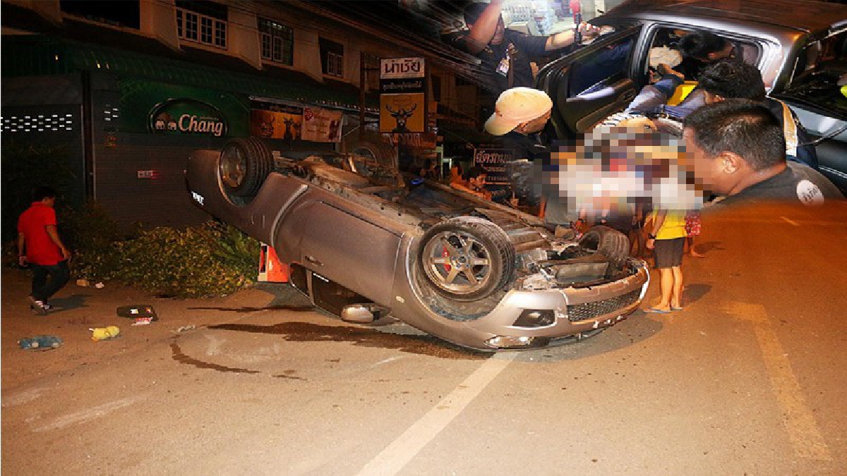 วินาทีชีวิต 2 กระบะเบรค พลิกคว่ำ อีกคันหมุนชนเสาไฟ ติดคาซากอาการสาหัส สาเหตุเกิดจากอะไรไปดูกัน มีคลิป