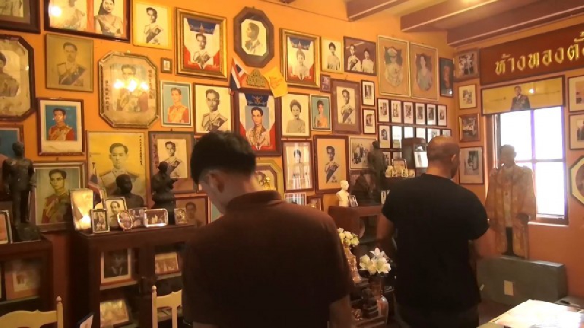 ด้วยความจงรักภักดี!!! ร้านกาแฟชื่อดัง เปิดห้องรวบรวมพระบรมฉายาลักษณ์และเหรียญที่ระลึกในวาระต่างๆของในหลวงรัชกาลที่ 9 ให้ประชาชนชมฟรี