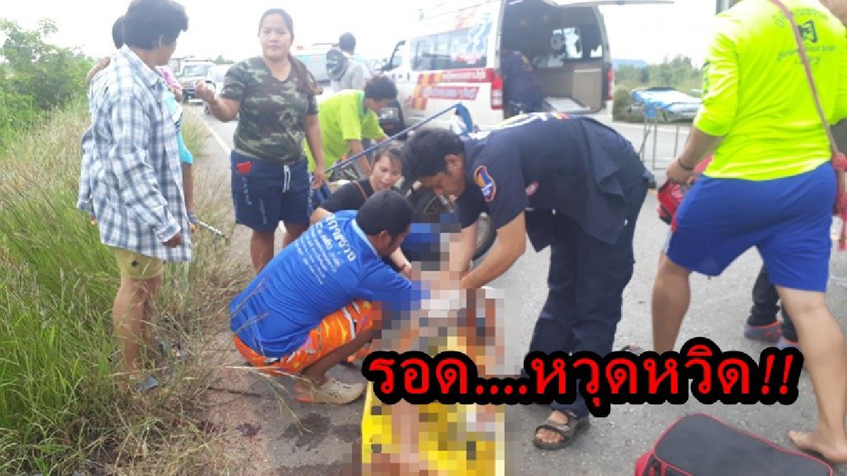 รอดหวุดหวิด!! รถสามล้อพ่วงโผล่ออกมาจากข้างทาง เจอรถกระบะมาอย่างเร็วเบรคไม่ทัน ชนร่างคนขับสามล้อพ่วงกระเด็นไปไกล