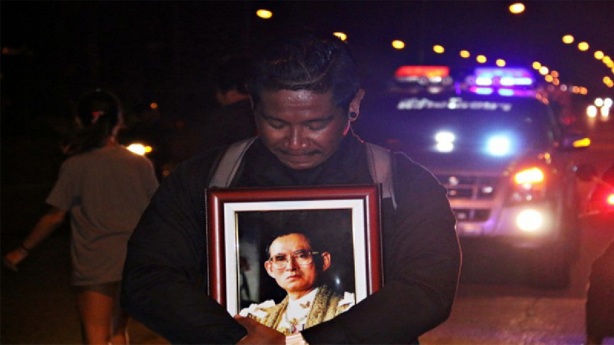 ด้วยสำนึกในพระมหากรุณาธิคุณ...หนุ่มสัตหีบเดินเท้า กอดพระบรมฉายาลักษณ์ ในหลวง ร.9  กว่า 90 โล ไปถวายพระเพลิงพระบรมศพจ.ชลบุรี