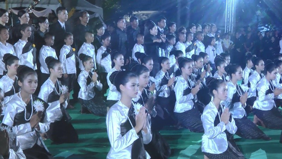 งานพระราชพิธีถวายพระเพลิงพระบรมศพ ในหลวง ร.๙ จังหวัดสุรินทร์จัดการแสดงมหรสพ ๑๓ ชุด อย่างยิ่งใหญ่สมพระเกียรติ