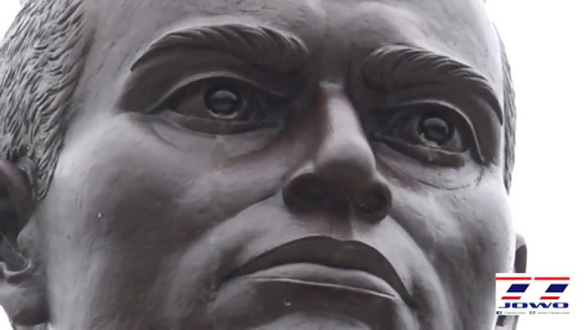 ฮือฮาไปทั้งตำบล!! รูปปั้นพระยาพิชัยดาบหัก มีน้ำตาไหลอาบแก้ม ชาวบ้านแห่นำเครื่องบายศรี ดอกไม้ธูปเทียน ไปสักการะบูชา