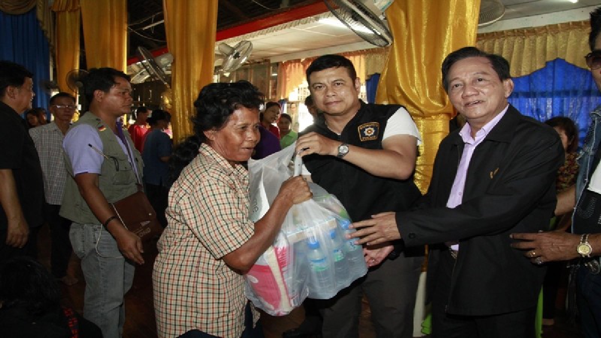 พี่น้องคนไทยไม่ทิ้งกัน!! นักร้องลูกทุ่งรุ่นใหญ่ สดใส รุ่งโพธิ์ทอง และทีมงาน มอบของแก่ผู้ประสบภัยน้ำท่วมอำเภอบางไทร