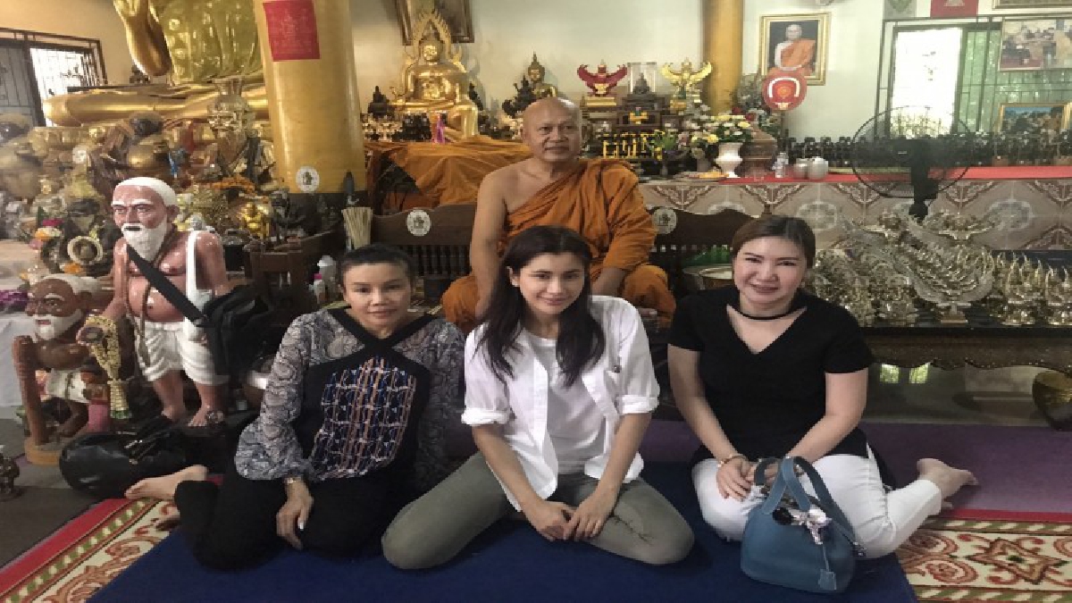 เสริมสิริมงคล สักหน่อย นางเอกสาว ปู ไปรยา พร้อม คุณแม่ฉวี เดินทางมากราบ“พระอาจารย์แดง” เกจิดังเมืองกรุงเก่า ขอพรขอสิ่งดีๆ