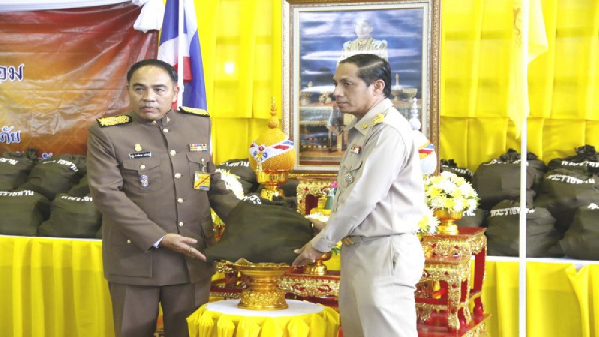 ในหลวง ร.10 โปรดเกล้าฯ พระราชทานถุงยังชีพแก่ผู้ประสบภัยน้ำท่วม จ.ตรัง