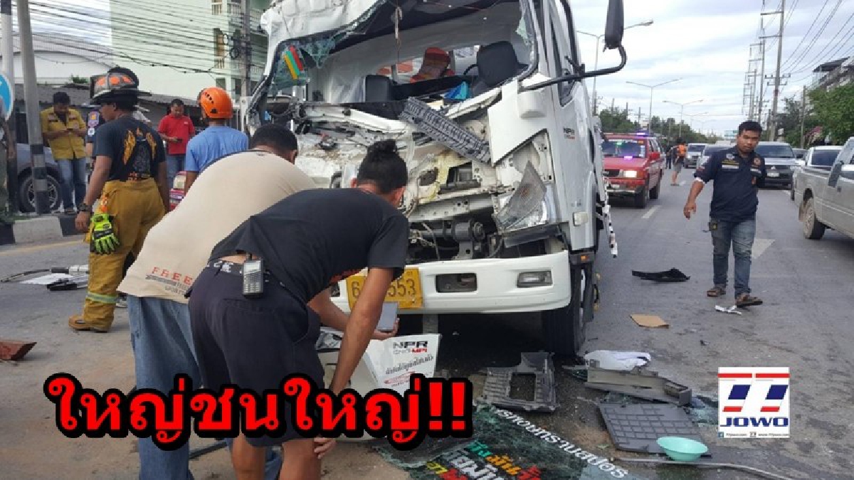 ใหญ่ชนใหญ่!! รถบรรทุกปูน ชนท้าย รถบรรทุก 10 ล้อ ส่งผลให้ร่างคนขับอัดก็อปปี้คารถ เจ้าหน้าที่ต้องเร่งช่วยเหลือเป็นการด่วน (คลิป)