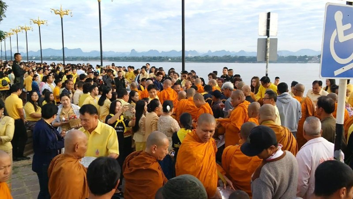 ชาวนครพนมร่วมใจใส่เสื้อเหลือง ตื่นเช้าทำบุญตักบาตร เพื่อถวายเป็นพระราชกุศล แด่ในหลวงรัชกาลที่ 9