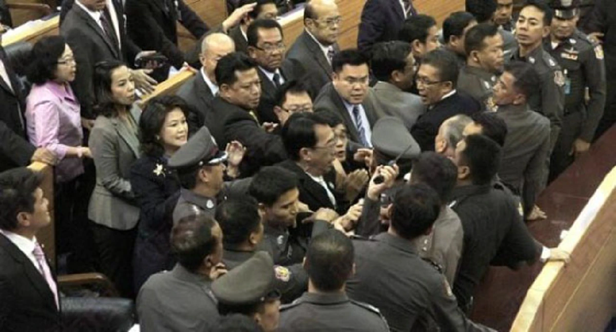 ชัดเจนว่าชาวบ้านเค้าไม่เอา!!! ซูเปอร์โพล เผยคนไทยส่วนใหญ่ ค้านแนวคิดขึ้นเงินเดือนนักการเมือง เพื่อแก้ปัญหาทุจริต