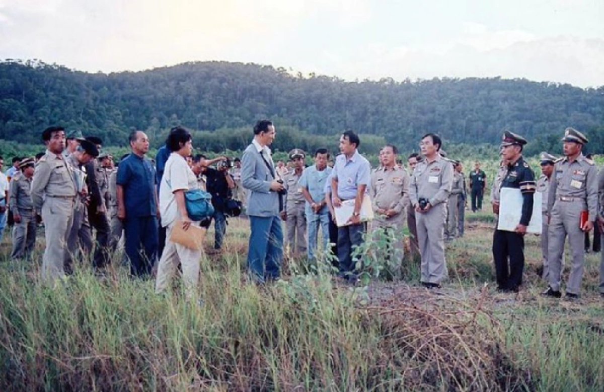 ประมวลภาพ แห่งความทรงจำ "ในหลวง" เสด็จไปในถิ่นทุรกันดาร ทรงงานหนัก เพื่อพสกนิกร!!  