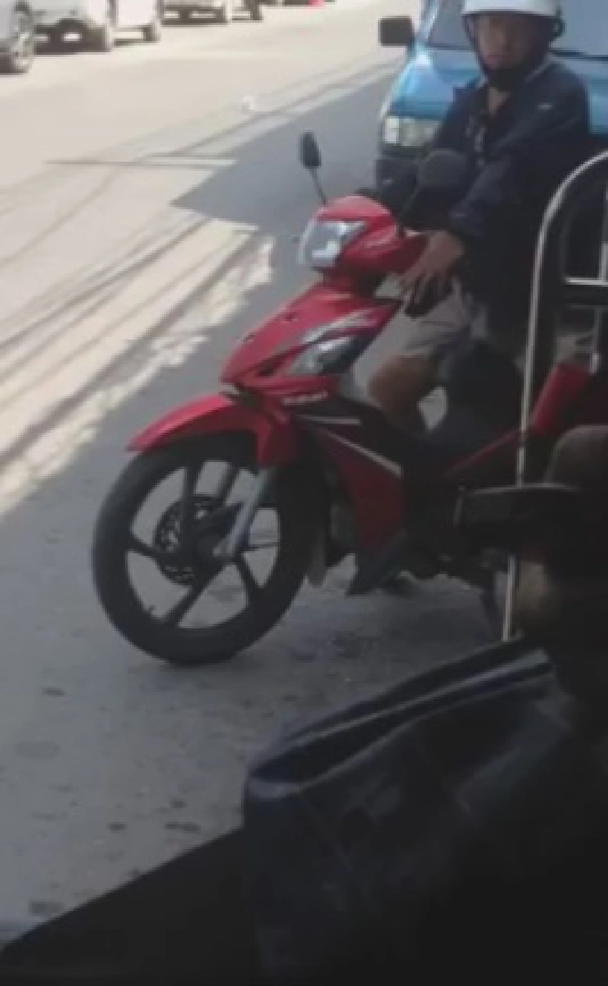 กรี๊ดสนั่น!! สาวเห็นเต็มตา "หนุ่มหื่นจัด" ปอกกล้วยโชว์ริมถนน รีบโพสต์คลิปประจาน ชาวเน็ตด่ายับ "เล็กเท่า แง่งขิง"