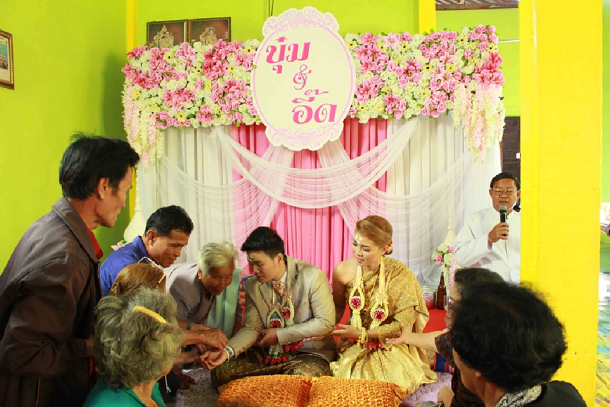 ฮือฮา!! สาวหล่อ หอบสินสอดเฉียดล้าน แต่งสาวเมืองน้ำดำ หลังคบหาดูใจ 12ปี พร้อมขอกฎหมายไทยเปิดช่องว่าง เหมือนตปท.