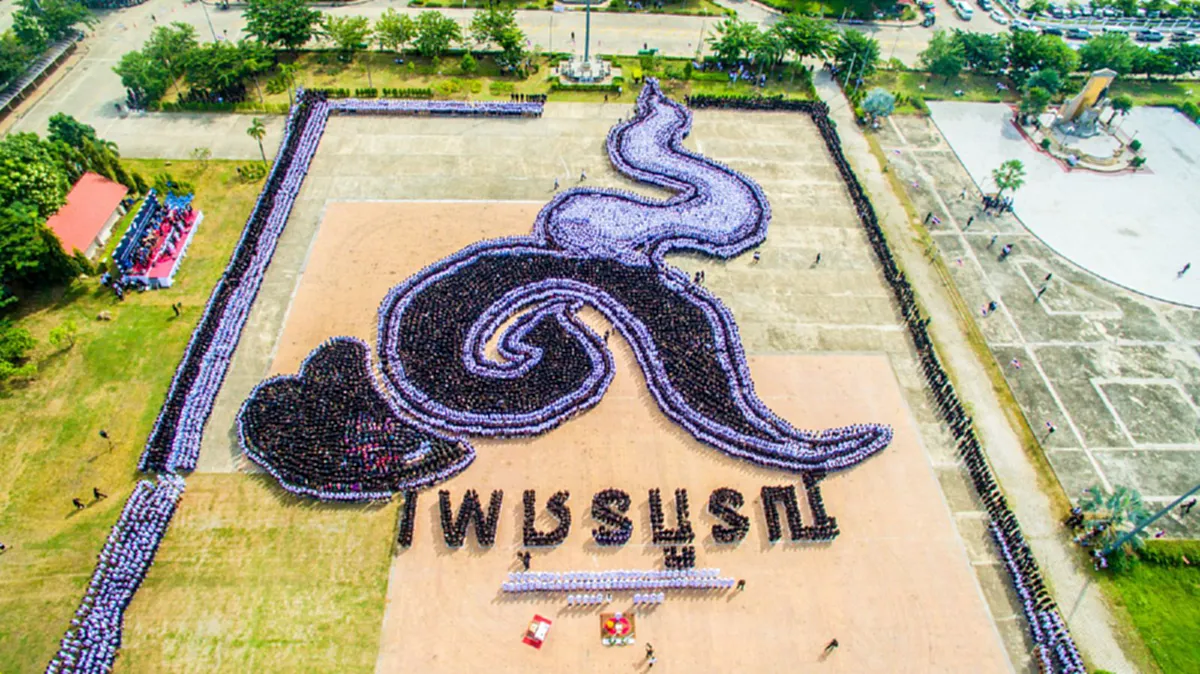 ไม่แชร์ ไม่ได้แล้ว!! รวมภาพแปรอักษร จากทุกทิศทั่วไทย ความงดงาม ตระการตา ที่ลูกๆตั้งใจทำเพื่อ "พ่อหลวง ร.9" (มีภาพ)