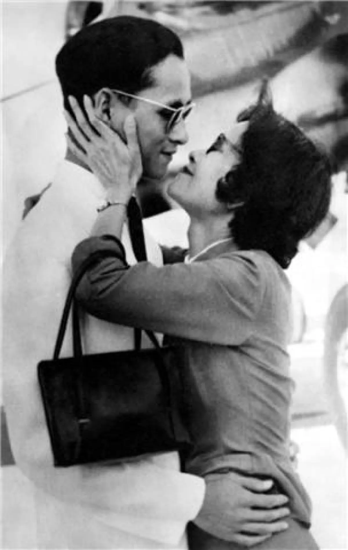 หัวใจแห่งความกตัญญู!! เปิดเรื่องราวสาเหตุที่ "สมเด็จย่าฯ" ทรงหอมแก้ม "ในหลวง ร.๙" ทุกครั้งที่เจอ