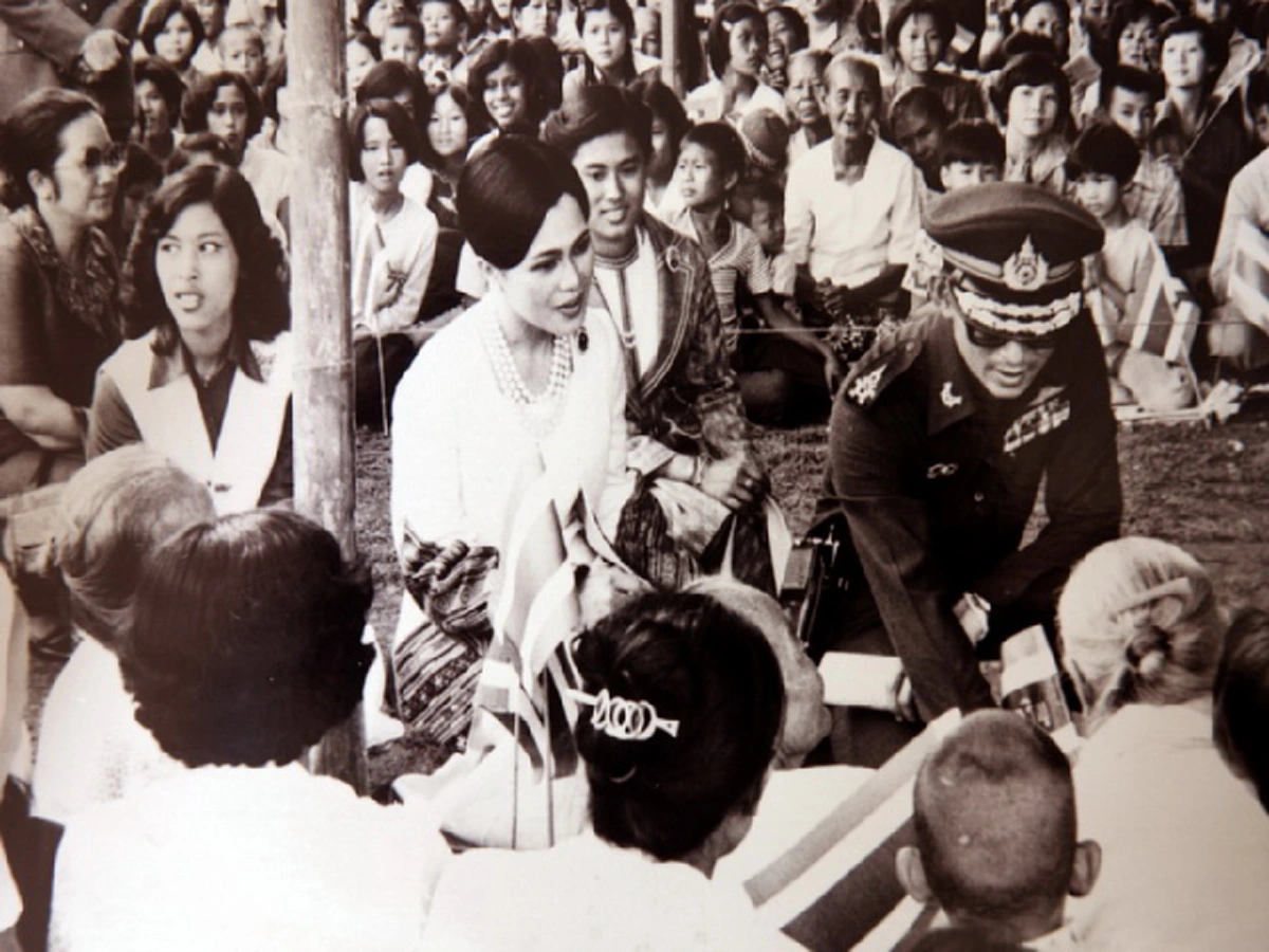 สุดซาบซึ้งยิ่งนัก!...พระราชินีทรงต้องกระโดดจาก ฮ.ที่สูงเกือบ ๒ เมตรเหนือพื้นดิน...เพื่อไปช่วยผู้อพยพ ในฐานะองค์สภานายิกาสภากาชาดไทย