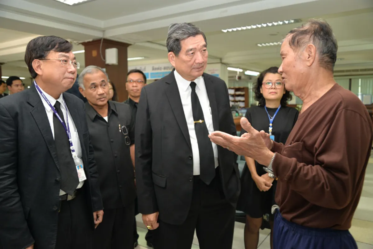 บิ๊กบี้ สายฟ้าแลบ!!! โผ่ตรวจเยี่ยมประกันสังคม ที่โรงพยาบาล ดูสิจะทำงานกันจริง หรือ ผักชีโรยหน้า ผลที่เห็นแทบ ตกใจ