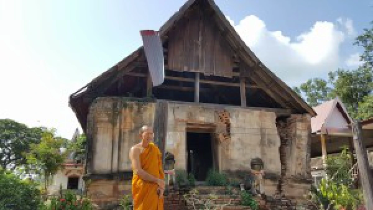 วอนจิตศรัทธาบูรณะ!! โบสถ์เก่าวัดอุตรดิตถ์สภาพทรุดโทรมสุดๆขนาดต้องใช้สลิงตรึงล้อมป้องกันถล่ม พระสงฆ์องค์เจ้าเดือดร้อนห่วงโบราณสถานศิลปะเวียงจันทน์สูญสลาย