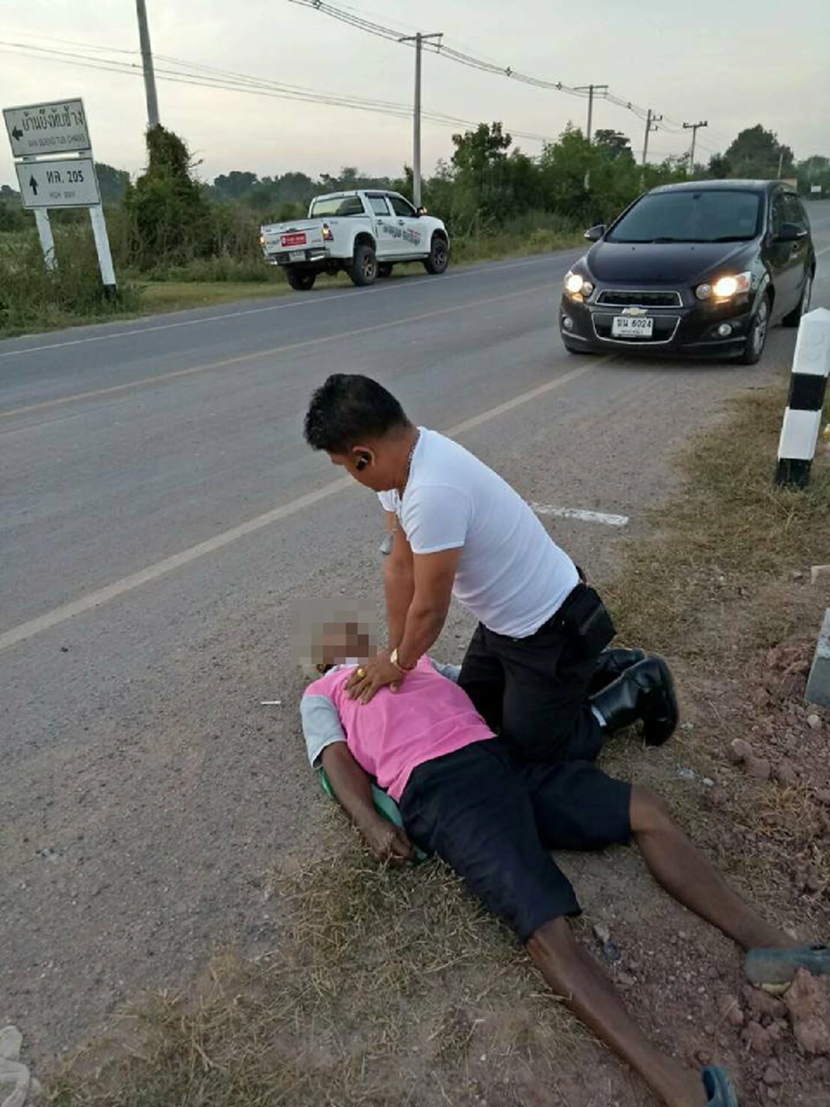 ชื่นชม สุดหัวใจ!! "ตำรวจฮีโร่" ผ่านมาเห็นลุงแก่ๆนอนฟุบริมถนน-ไม่หายใจ เร่งปั๊มหัวใจช่วย จนฟื้นคืนชีพอีกครั้ง!!