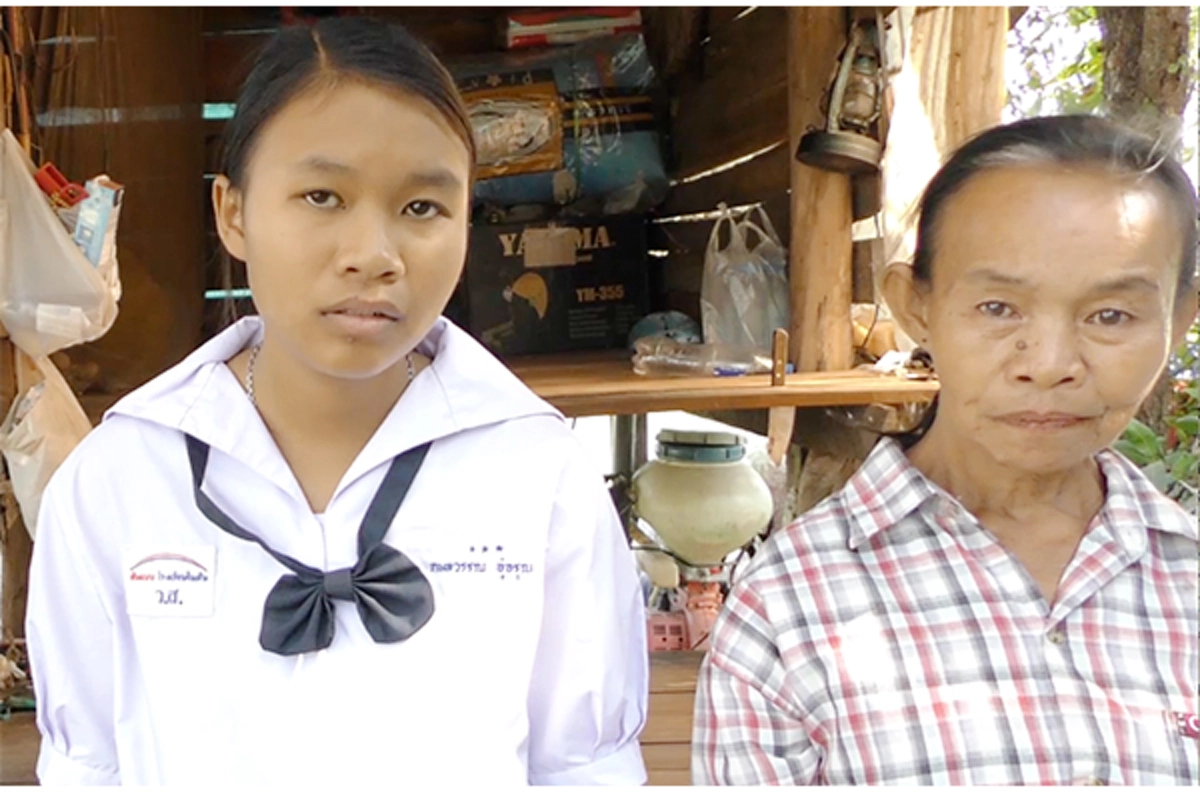 ชีวิต...แสนรันทด!! "น้องสายพิณ" เด็กม.3 เรียนดีแต่ยากจน อาศัยบ้านเก่าผุพังแม้กระทั่งห้องน้ำก็ไม่มี วอนอยากเรียนจบป.ตรีหวังฟื้นฟูชีวิตให้ครอบครัว!!