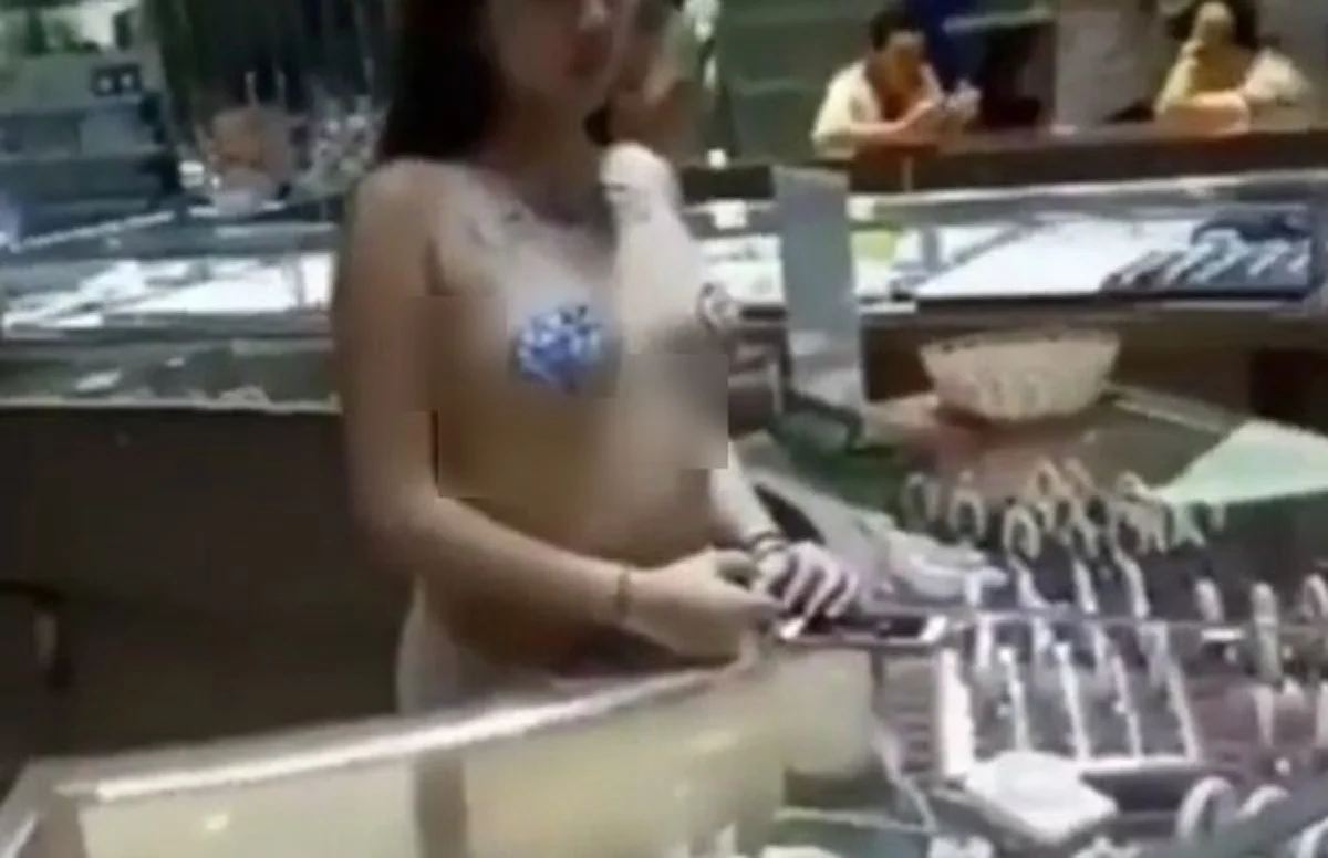 ผุดกลยุทธ์การขายชวนตะลึง...ร้านเพชรจีน จ้างสาวเปลือยอกขายเพชร หวังดึงดูดลูกค้า (ชมคลิป)