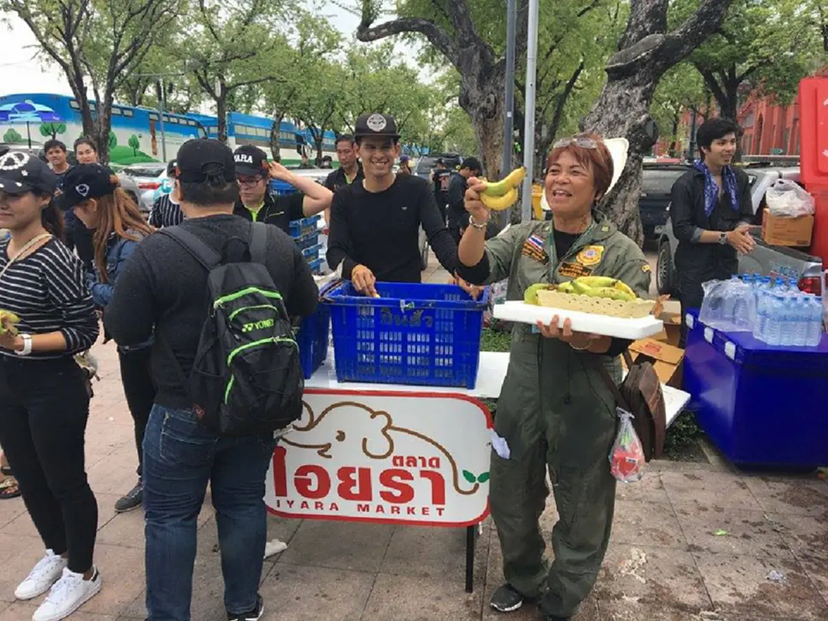 ทำดีเพื่อพ่อ ไอยรา ขนผลไม้แจกประชาชนรอบพระบรมมหาราชวัง