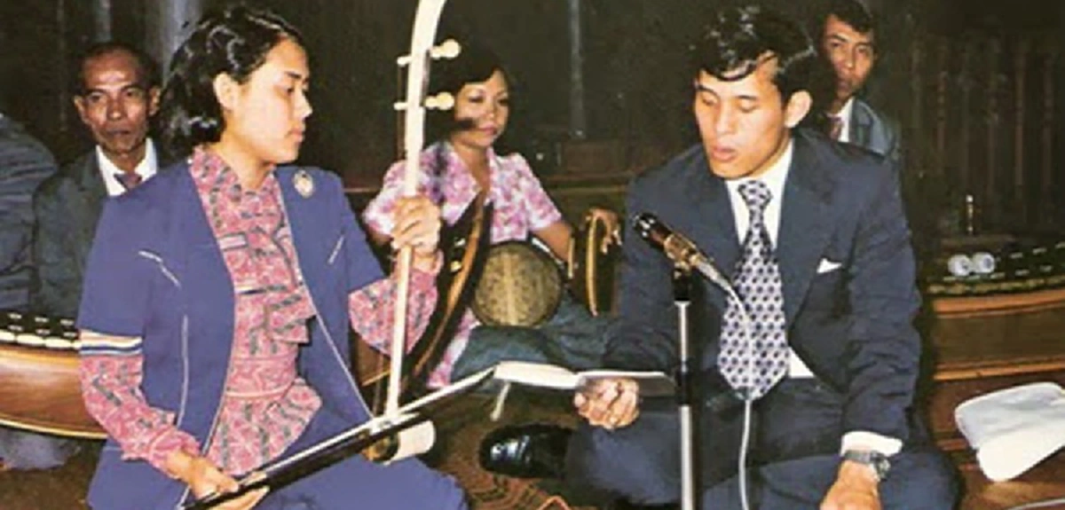 อบอุ่นกับเพลงโปรดของแม่! ร.10 ทรงขับร้องลาวดวงเดือนให้สมเด็จฯฟัง พระราชินีรับสั่งให้พระเทพฯทรงดนตรี ฟ้าหญิงฯ ทรงฟ้อน