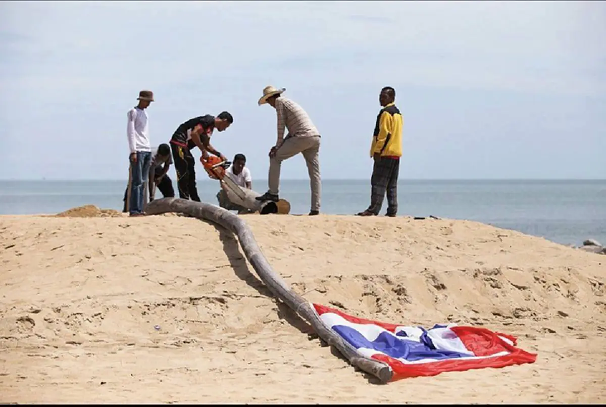 ภาพสุดประทับใจ!!!...ชาวบ้านไทย-มุสลิม ช่วยกันตั้งเสา"ธงชาติ"ไทย ที่ปลายสุดด้ามขวานของประเทศ