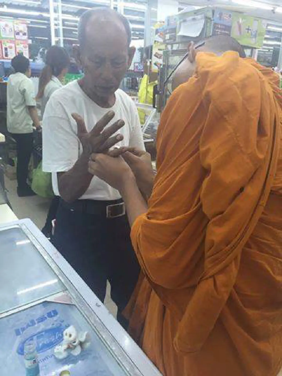 เรื่องราวดีๆ!!!พระภิกษุอาสาทำแผลให้คุณลุง เพราะเหตุนี้...