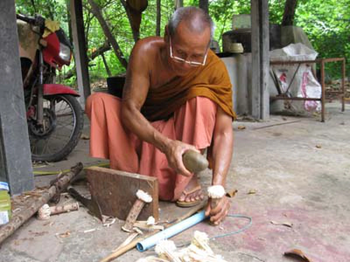 แปรงสีฟันจาก ภูมิปัญญาพระสายป่าที่ทำใช้เอง รู้แล้วจะทึ่ง!!!