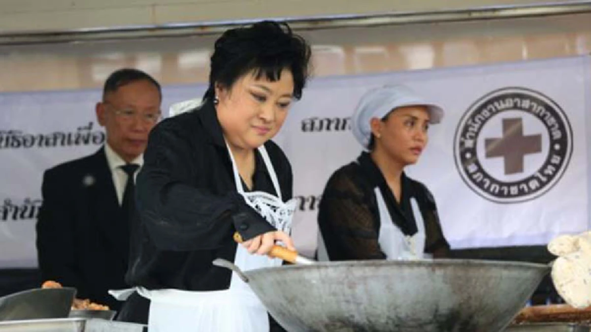 ทรงมีน้ำพระทัยงดงาม "พระองค์โสม" ทรงทอดไก่ประทานแก่พสกนิกรที่สนามหลวง (ชมภาพ)